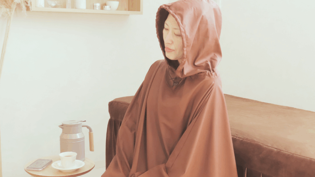 よもぎ蒸し施術をうけている女性